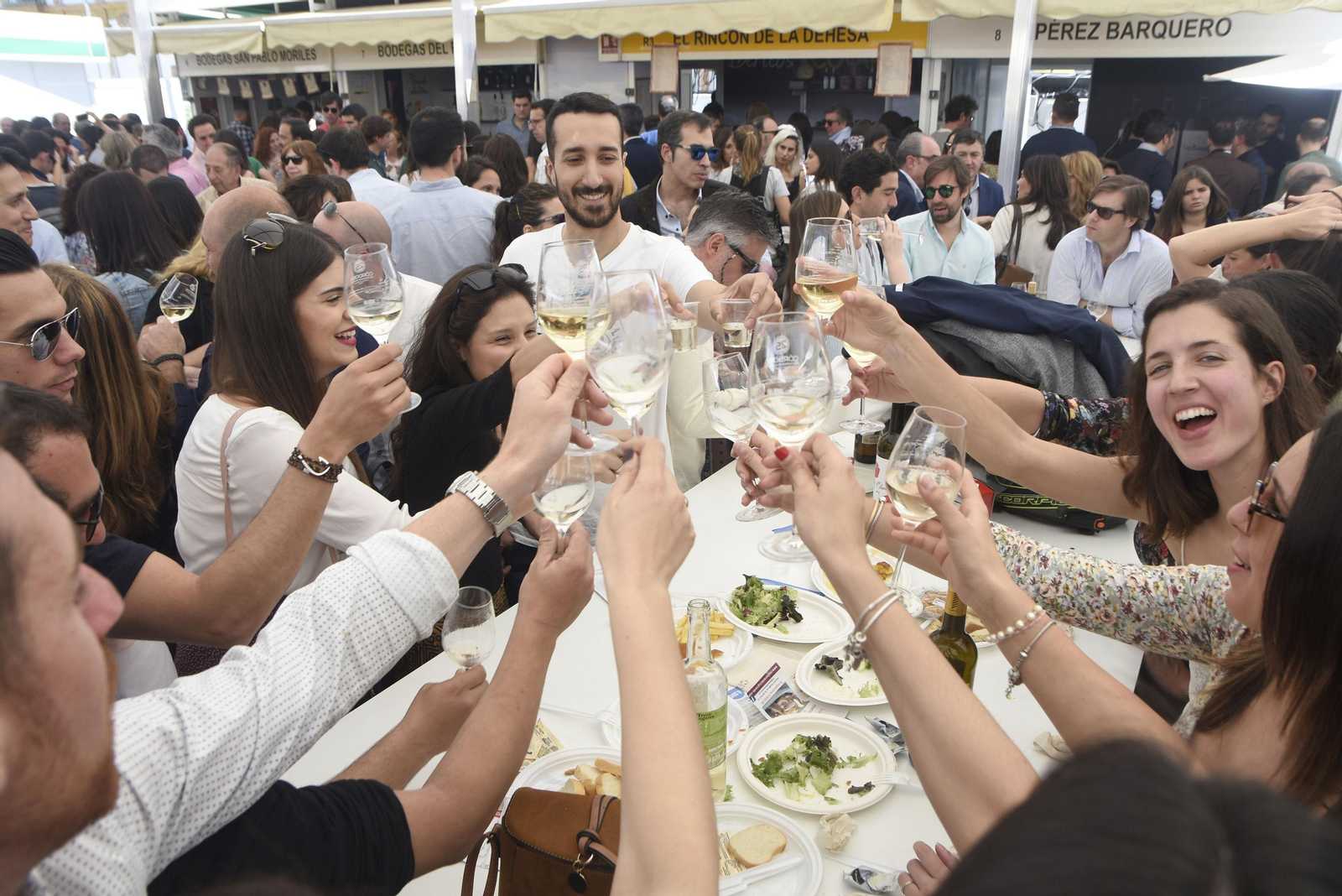 Un grupo de personas disfruta de la Cata del Vino Montilla-Moriles.