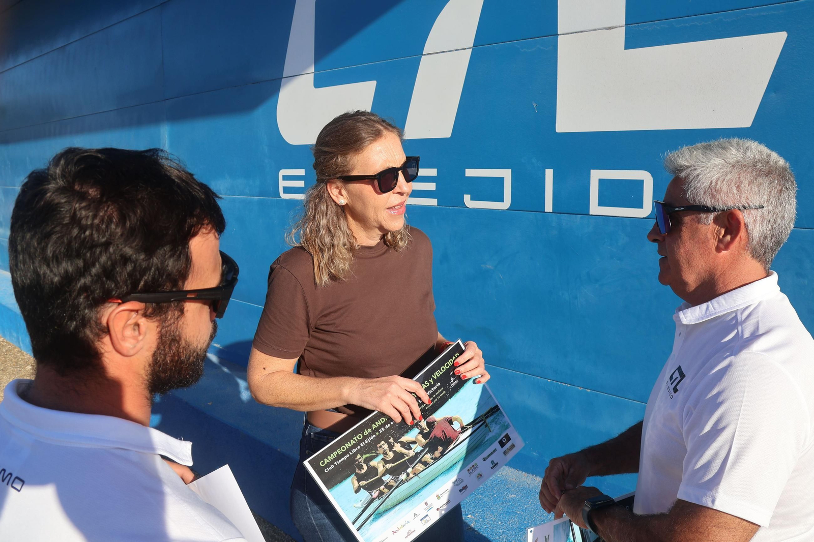 La concejal de Deportes conversa con uno de los responsables del Club Tiempo Libre.