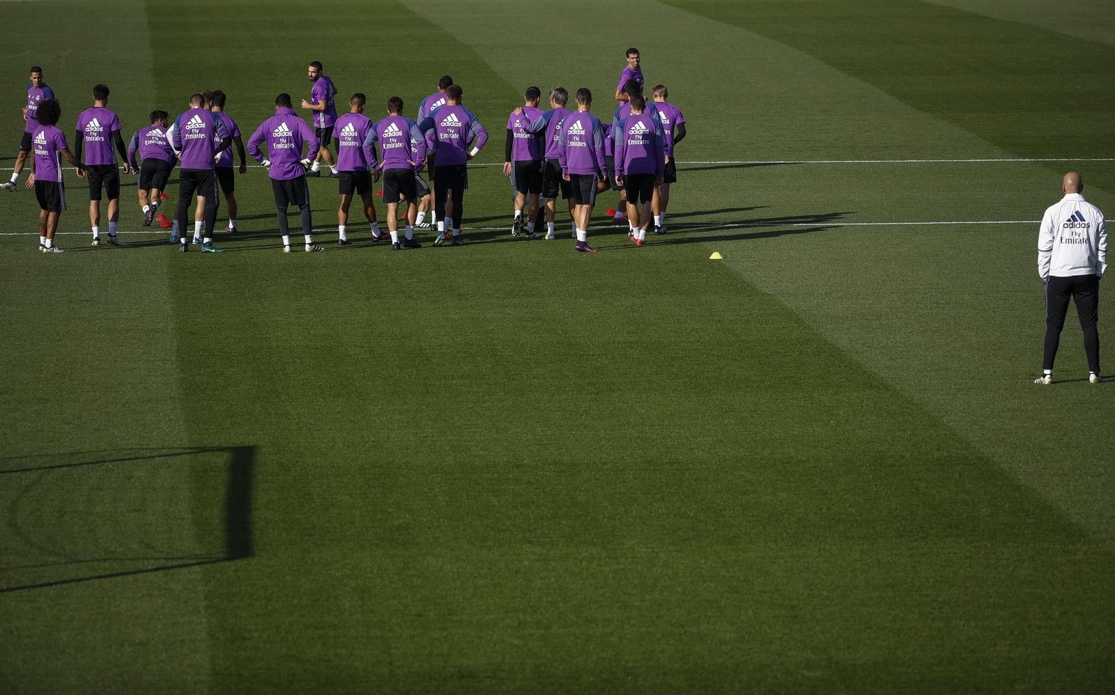 Zinedine Zidane observa desde lejos a la plantilla del Real Madrid en una sesión en Valdebebas.