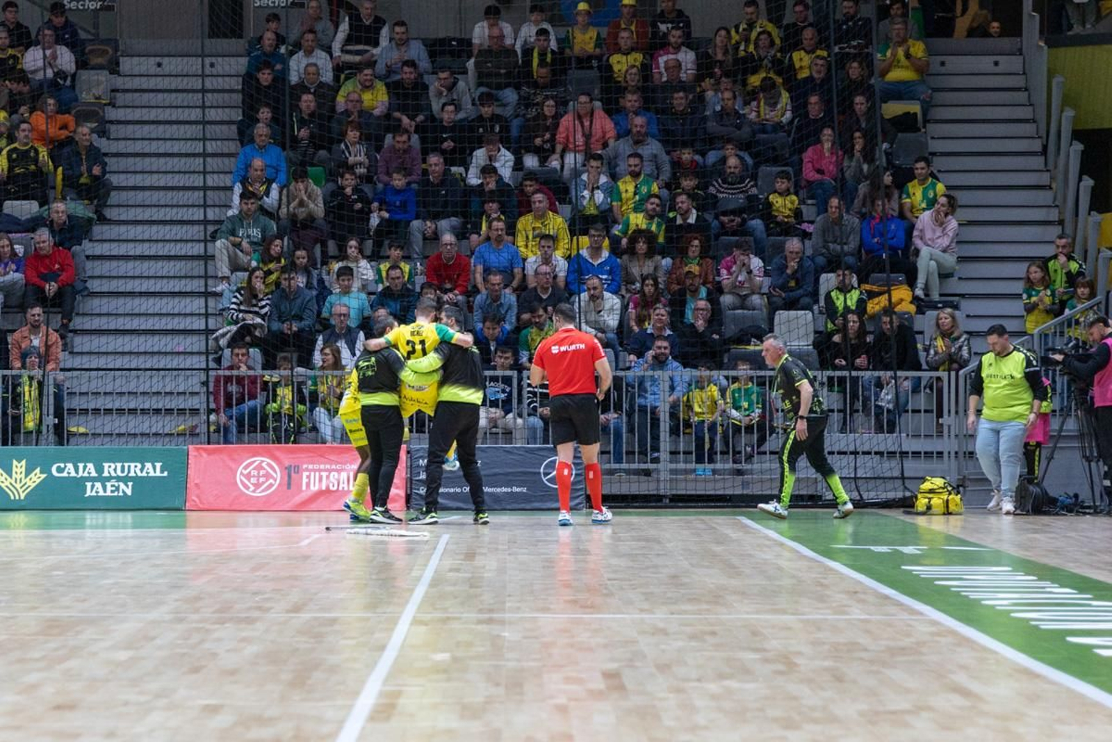 La fiesta amarilla en la goleada del Jaén FS al Barça, en imágenes