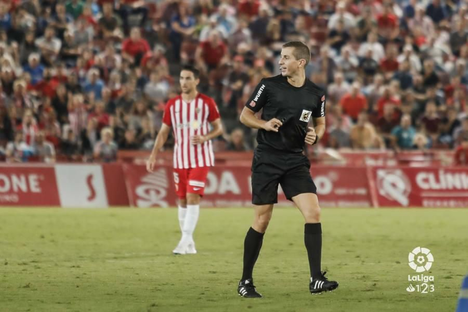 Javier Iglesias, dirigiendo un partido.