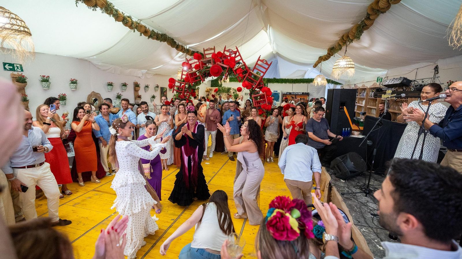 Varias mujeres bailan en El Entresijo, que recibió el premio a la 'Caseta con más arte' Varias mujeres bailan en El Entresijo, que recibió el premio a la 'Caseta con más arte'