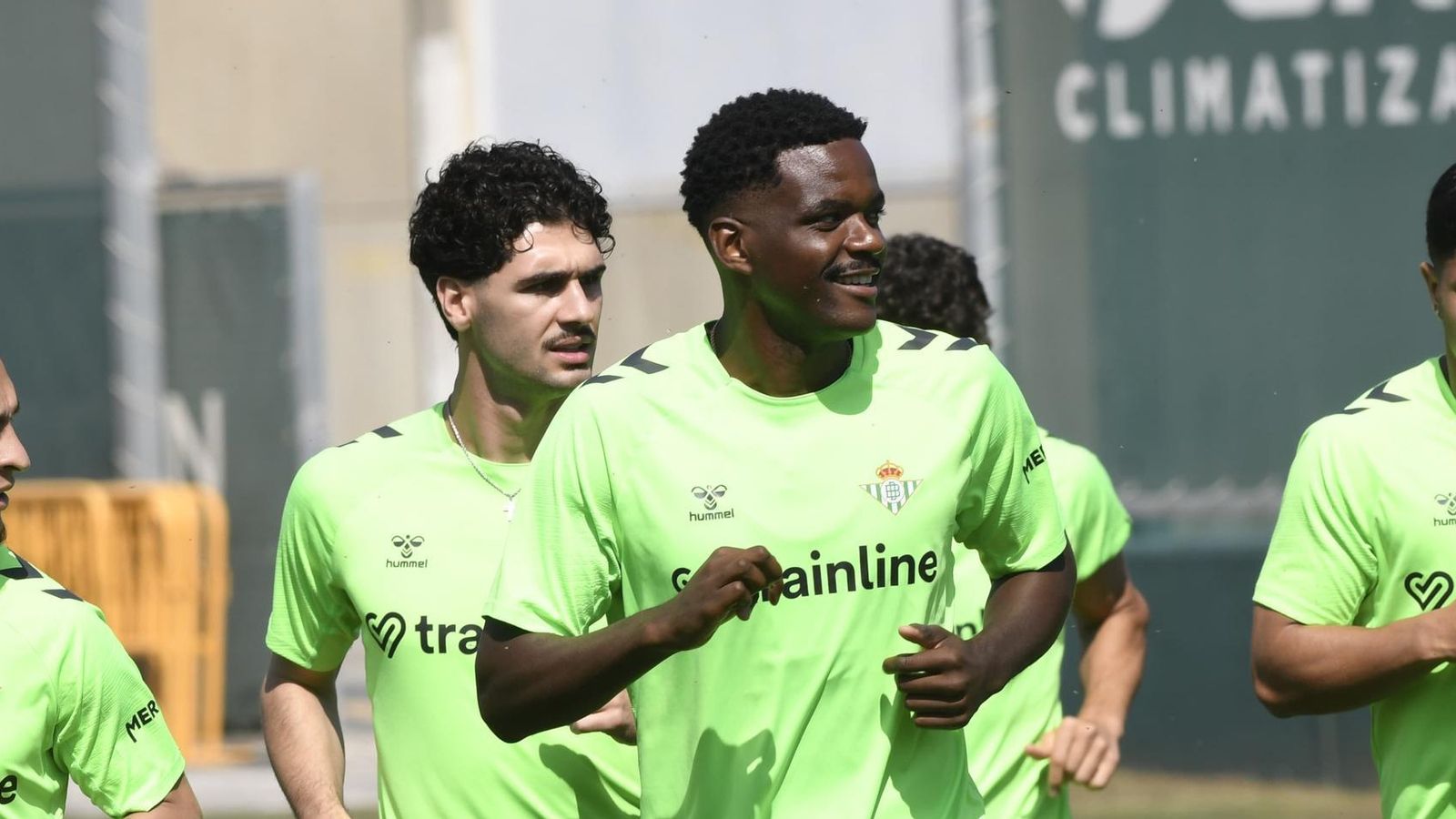 Antony, Johnny, William Carvalho y el Cucho, entre otros jugadores, realizan carrera continua en un momento del entrenamiento de ayer en la ciudad deportiva. Antony, Johnny, William Carvalho y el Cucho, entre otros jugadores, realizan carrera continua en un momento del entrenamiento de ayer en la ciudad deportiva.