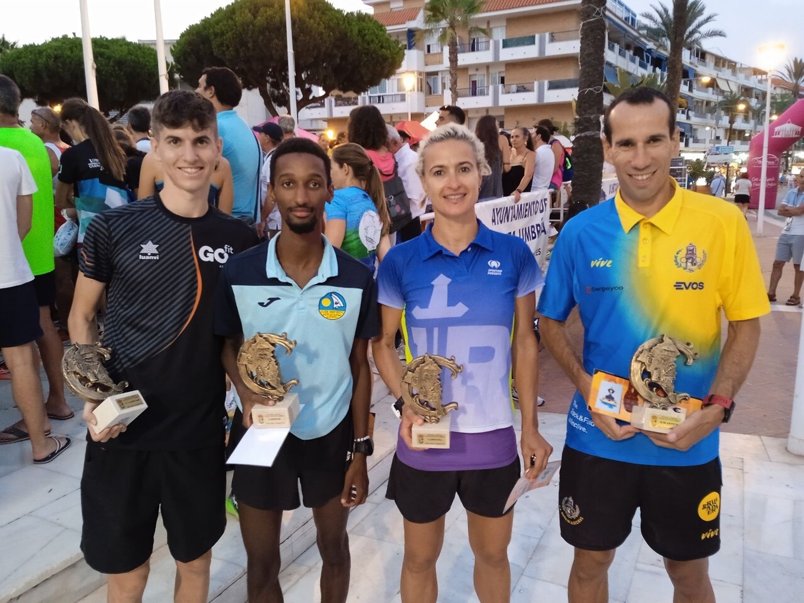 Rocío Espada, con los atletas que integraron el podio de la general masculina.