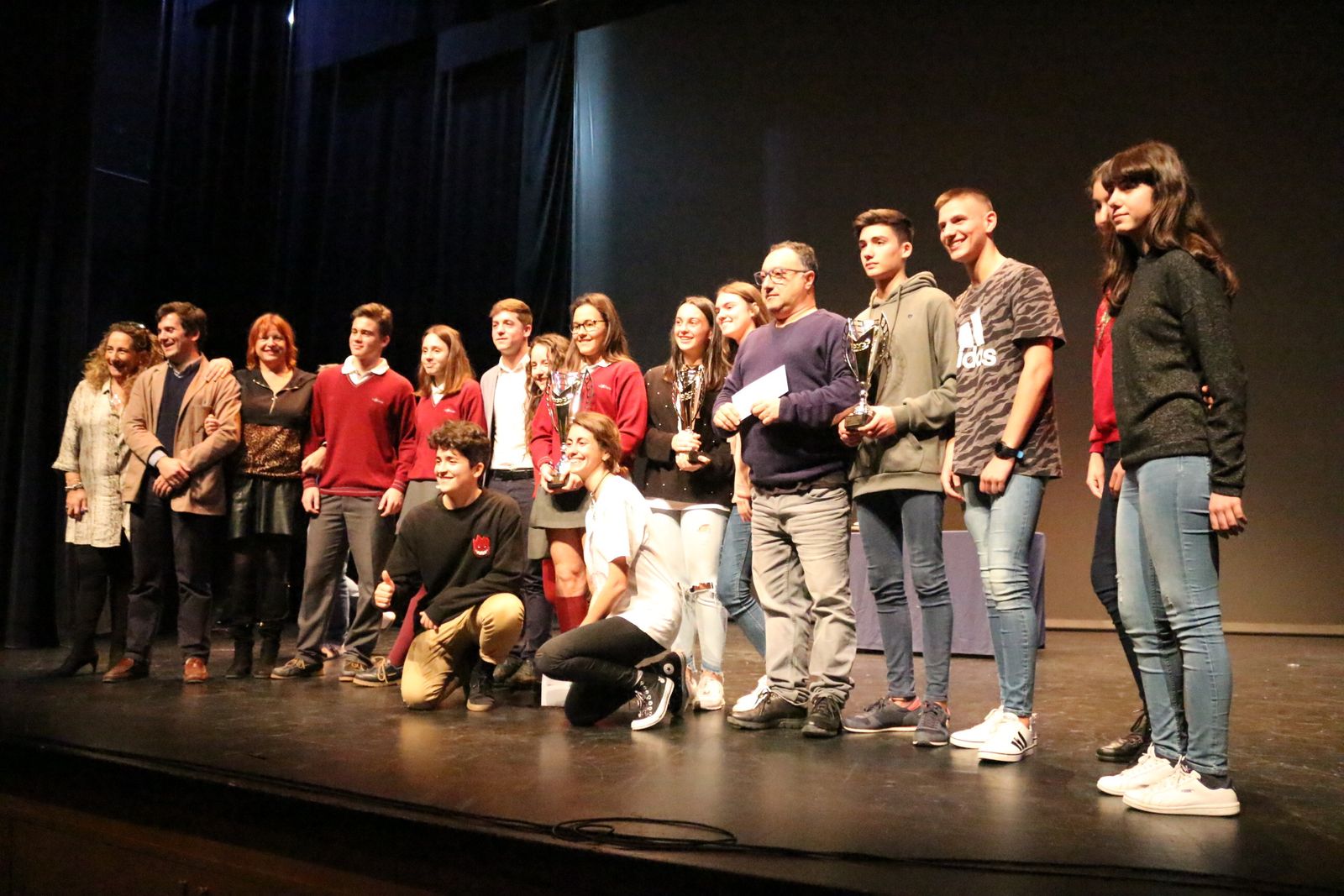 Foto de grupo de alumnos y profesores tras la entrega de los premios en el Teatro Moderno.