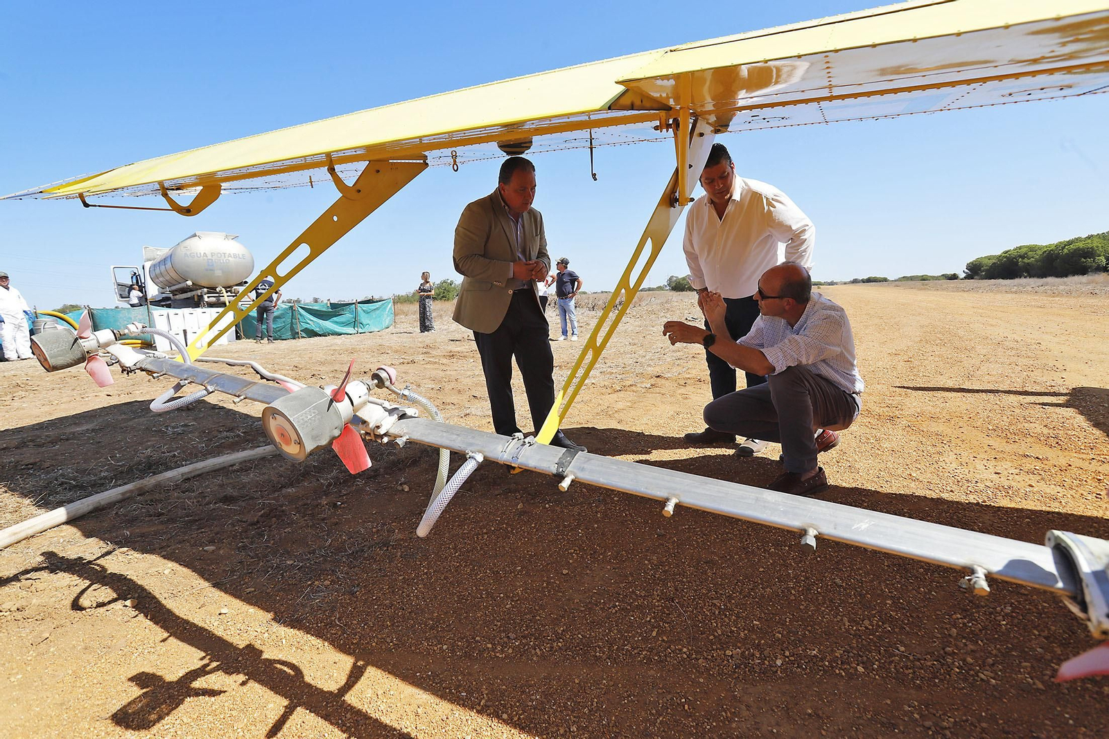 Imágenes del vuelo demostrativo de los medios aéreos del servicio de control de mosquitos