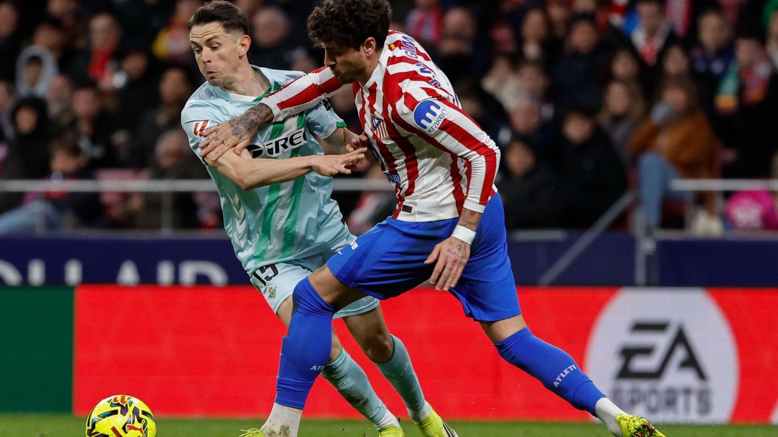 Álvaro Fidalgo disputa un balón con el jugador del Atlético Giménez.