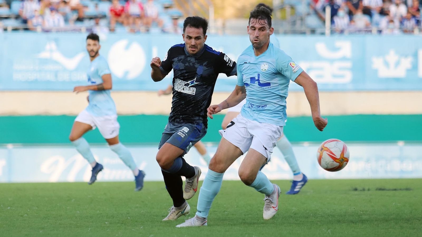 Marcos Pérez es presionado por un jugador del Recreativo.