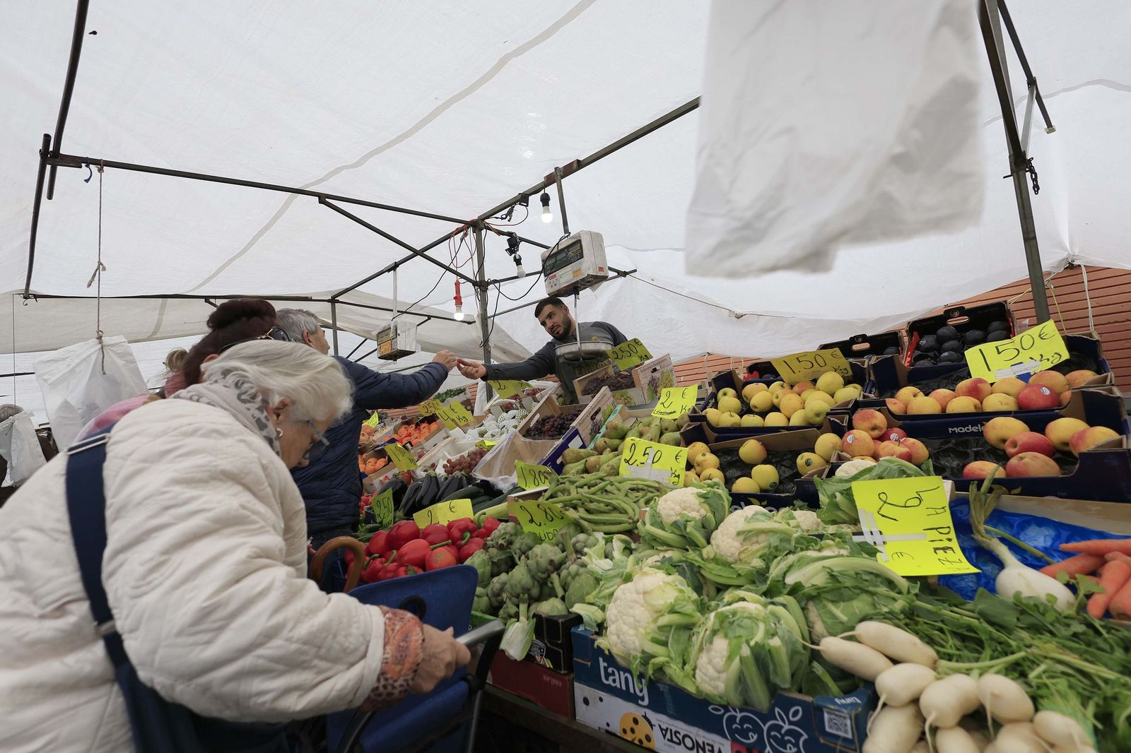 Las últimas compras para Nochevieja en Algeciras, en imágenes