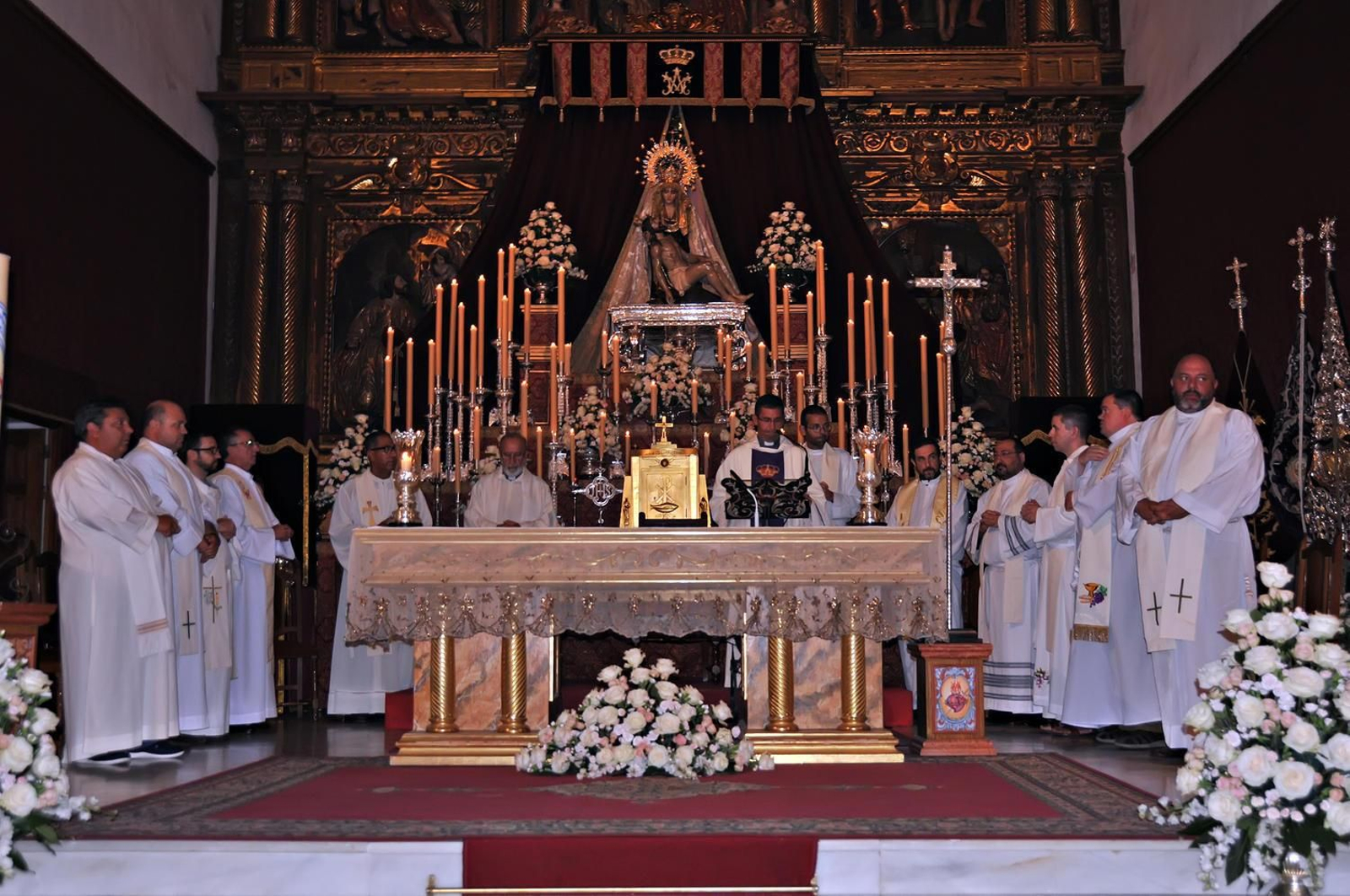 Los sacerdotes reunidos en la eucaristía del pasado jueves.