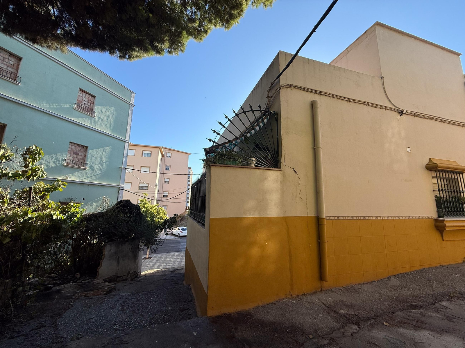 Así ha quedado el callejón quemado de madrugada en la calle Sindicalista Luis Cobos de Algeciras