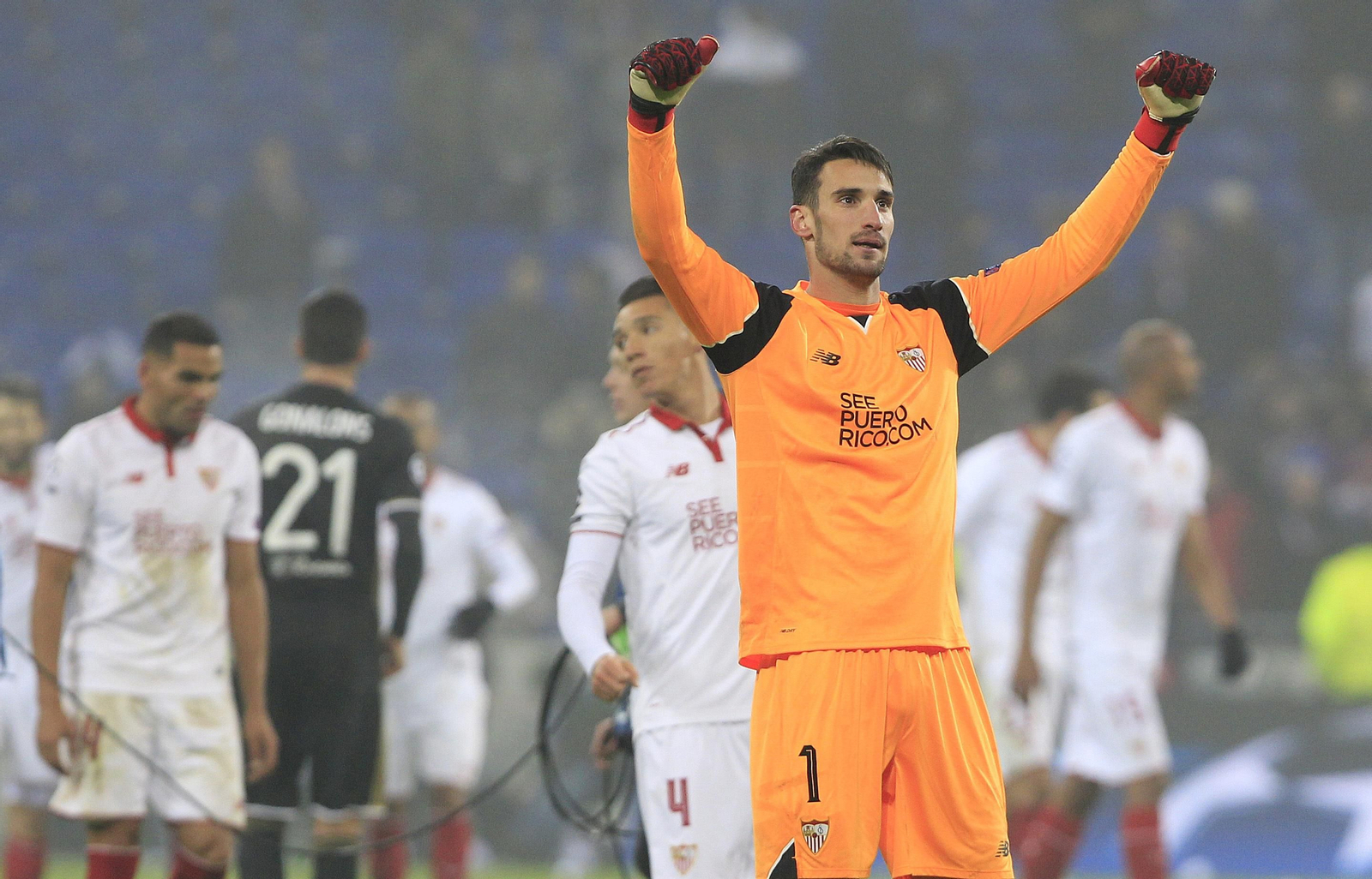 Sergio Rico celebra el pase a octavos de Champions.