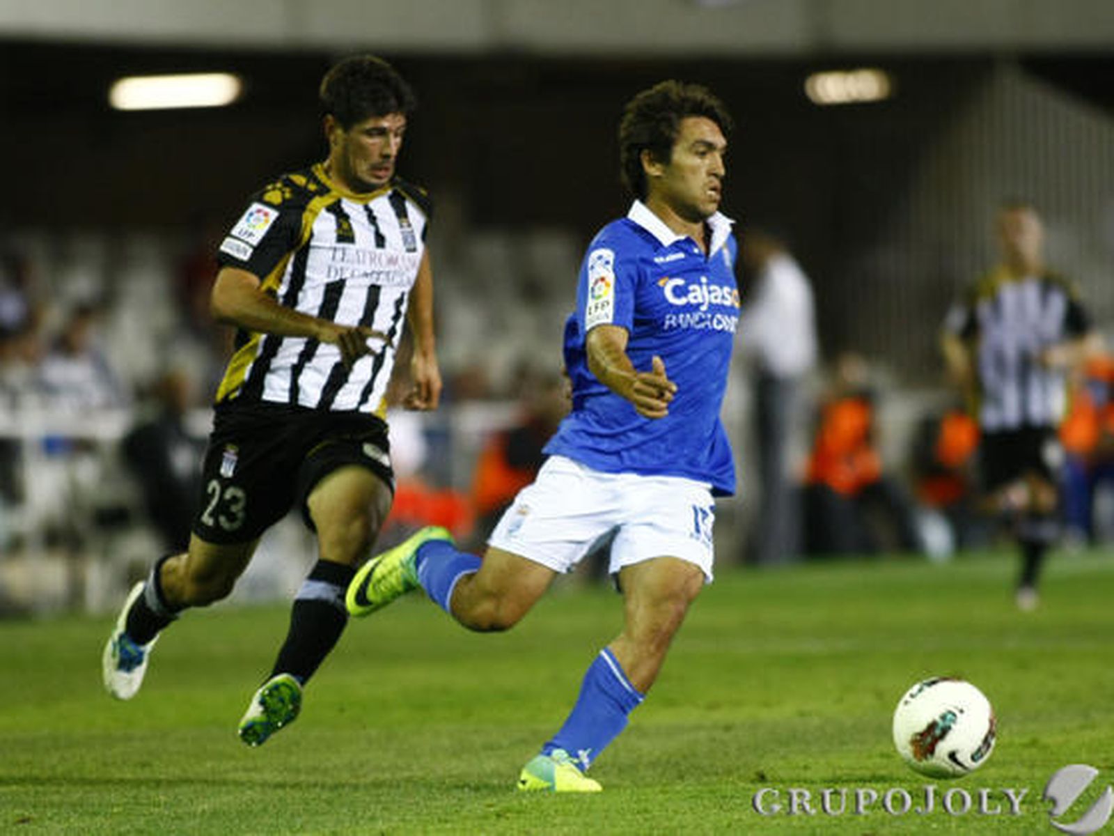 El lateral Kijera persigue a Israel, que salió en la segunda mitad del encuentro para sustituir a José Vega.

Foto: lof