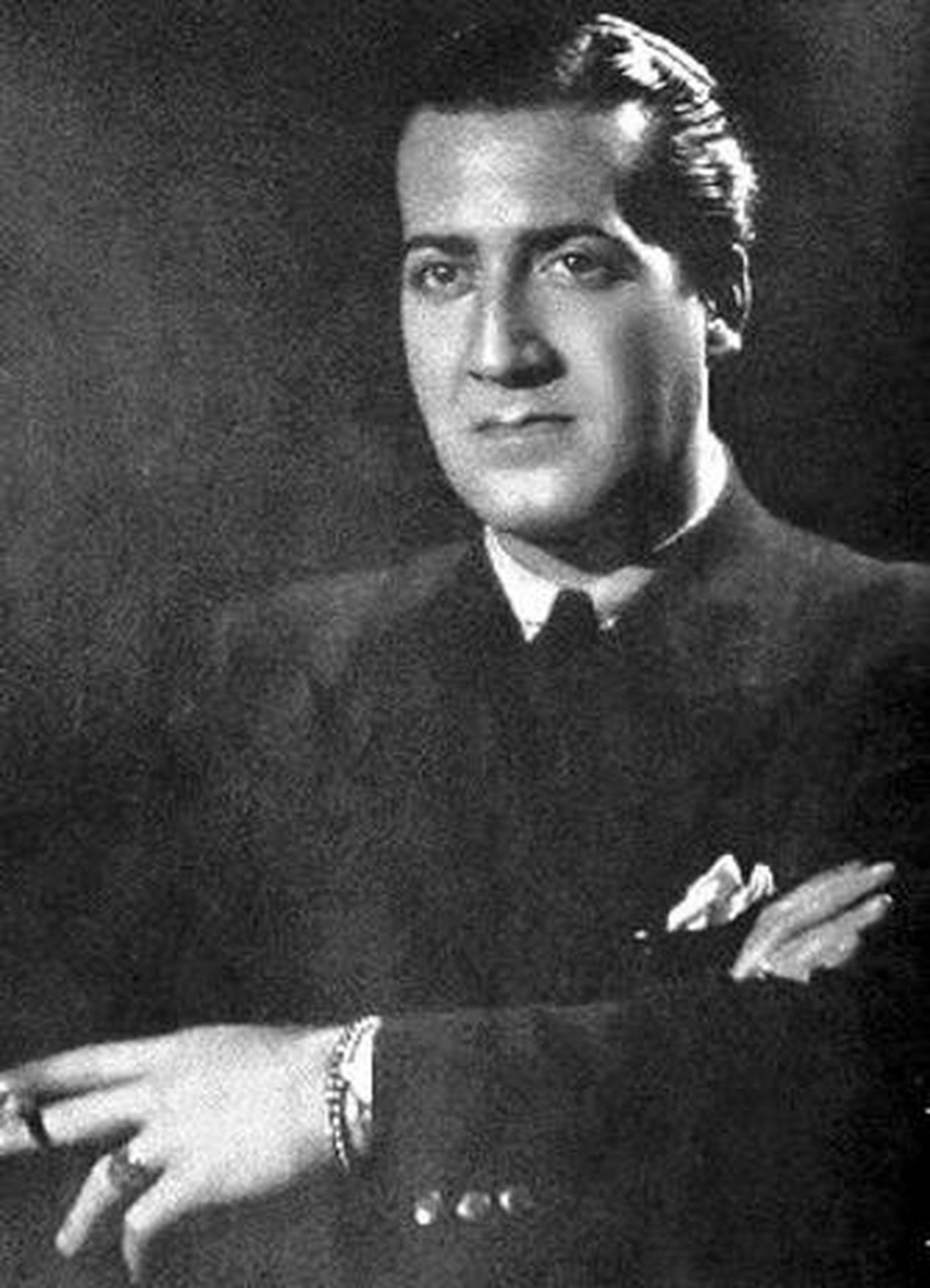 Rafael de León, poesía en la copla, que puso letra a innumerables canciones para la voz de grandes intérpretes, recuperadas después por Carlos Cano. Estudió en Granada, donde conoció a Lorca. Su vinculación con la ciudad reclama un recordatorio de su nombre, ligado a otros grandes poetas, como Benítez Carrasco o Lorca.