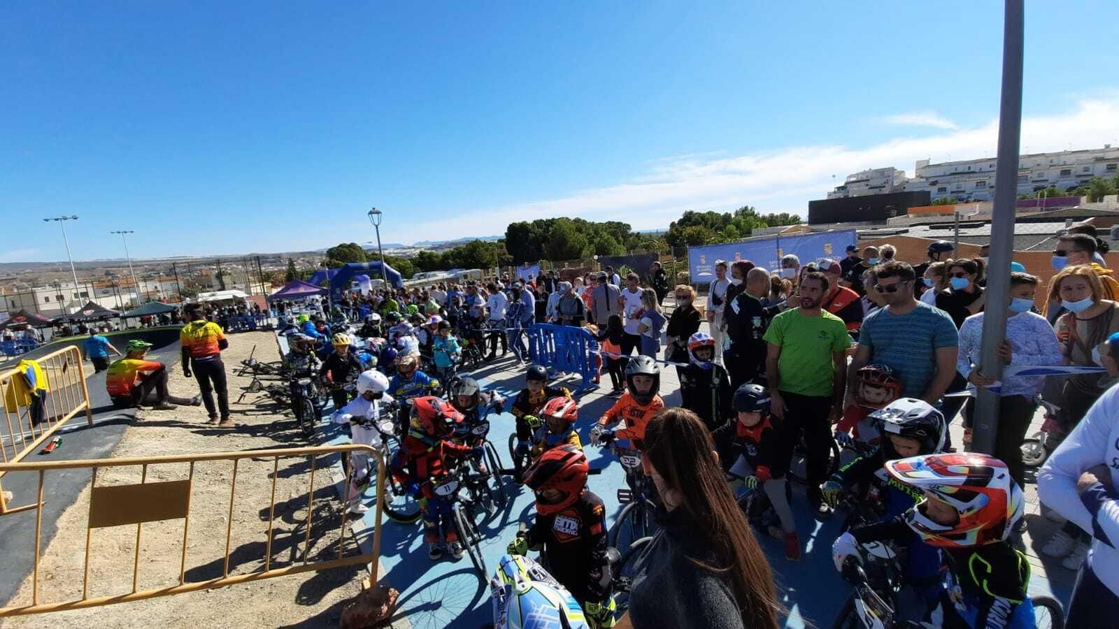 Gran ambiente en el circuito de pumptrack