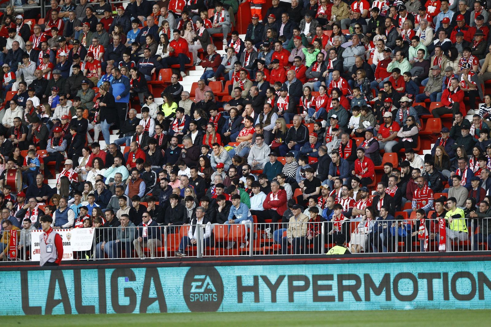 Aspecto de la grada del Estadio de los Juegos Mediterráneos durante el último partido como local de los rojiblancos.