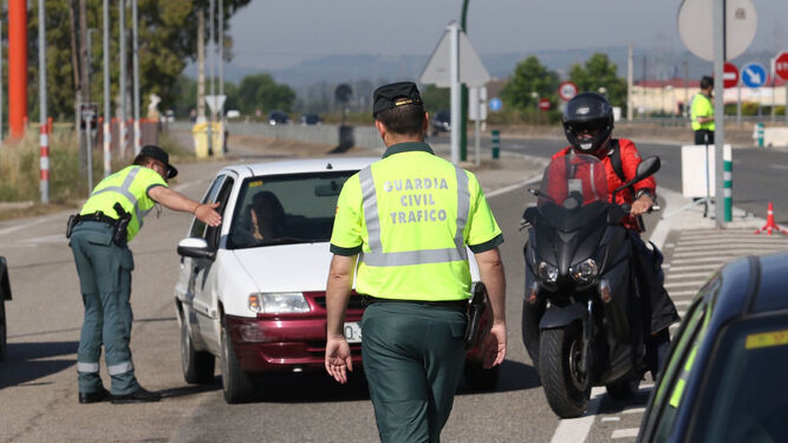 Imagen de la Guardia Civil deteniendo un vehículo
