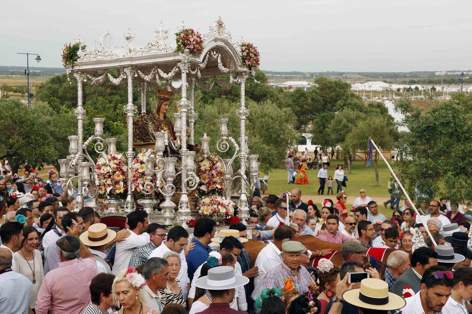 Las imágenes de la procesión de la Virgen de la Bella por el recinto romero de El Terrón