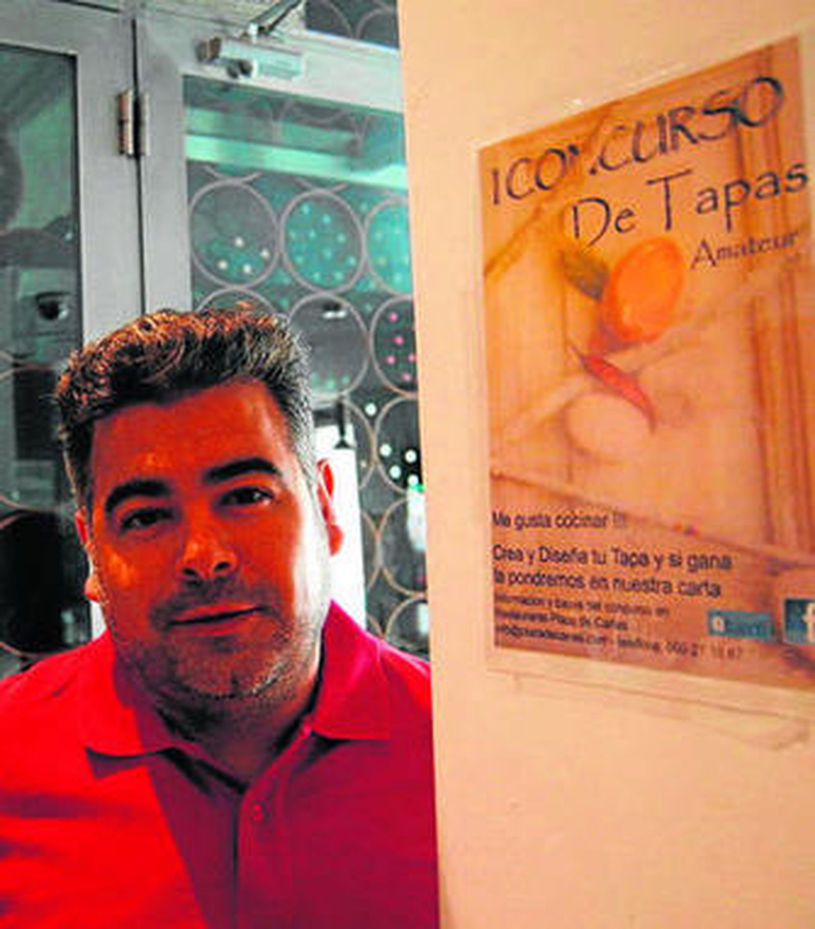 Antonio Puertas junto al cartel promocional.
