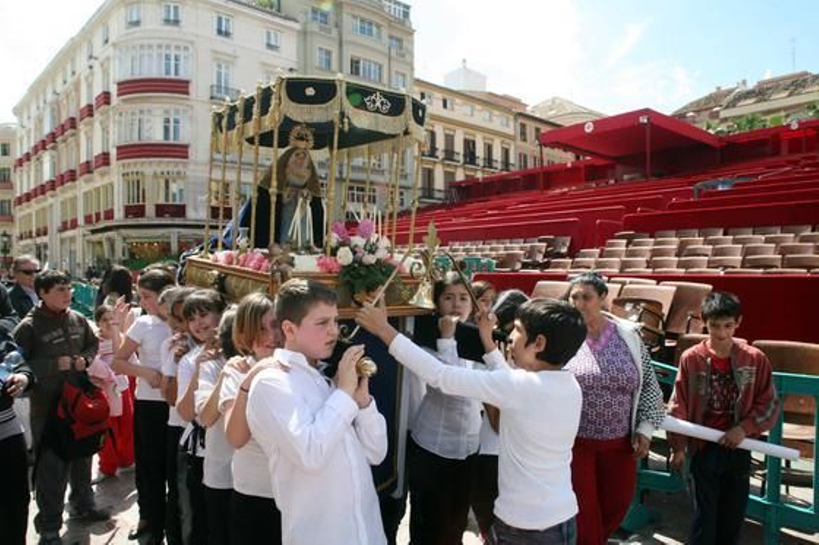 Procesión infantil por la Plaza de la Constitución.