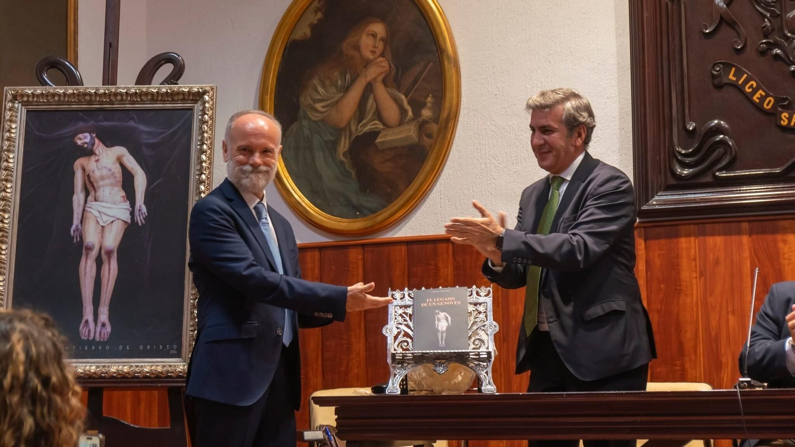 El historiador isleño Fernando Mósig junto al hermano mayor de la hermandad del Santo Entierro, José Manuel Anelo, en la presentación del libro 'El legado de un genovés', en San Fernando.