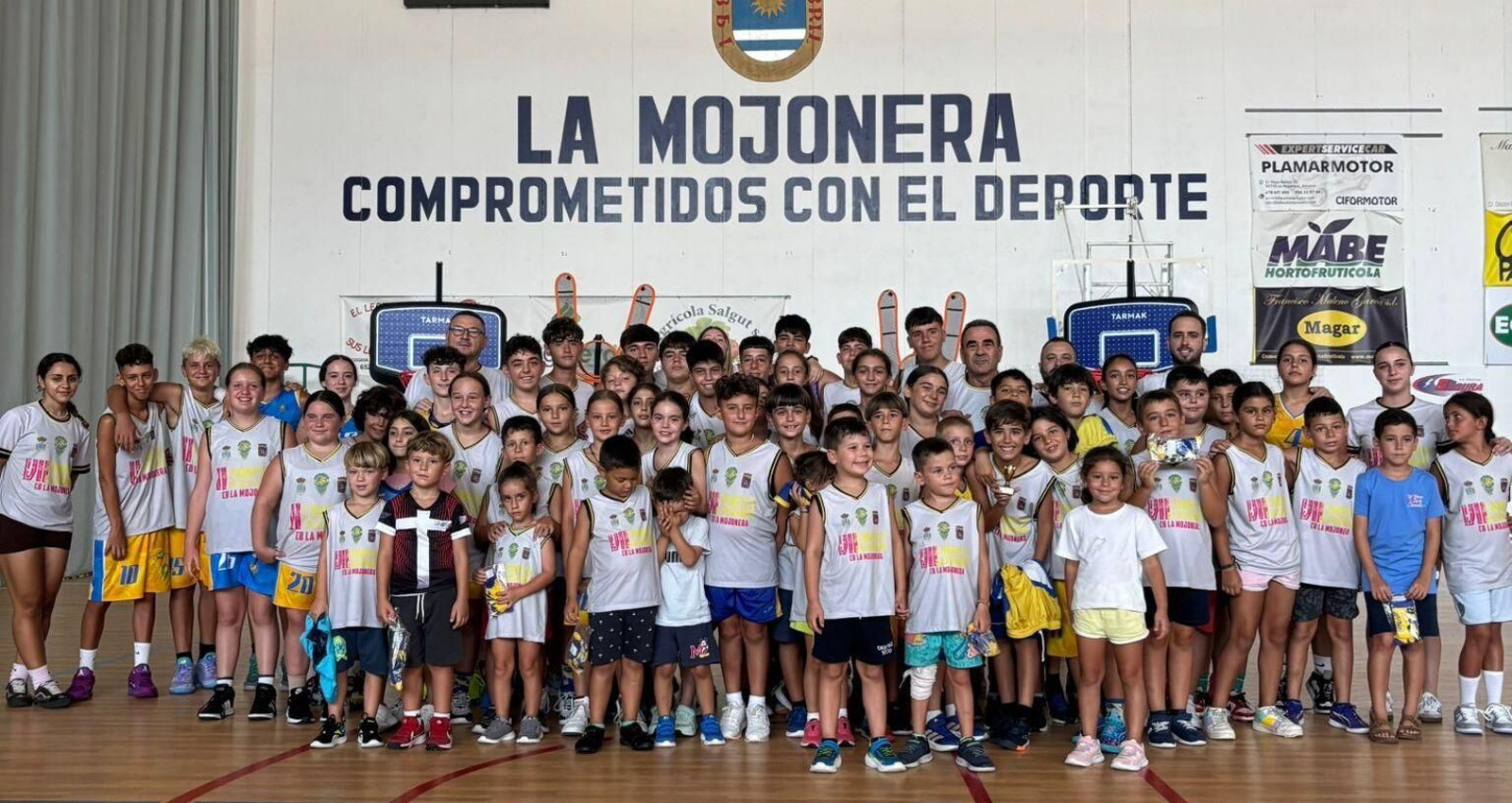 Foto de familia al término del campus de verano del CB La Mojonera celebrado durante el presente verano.