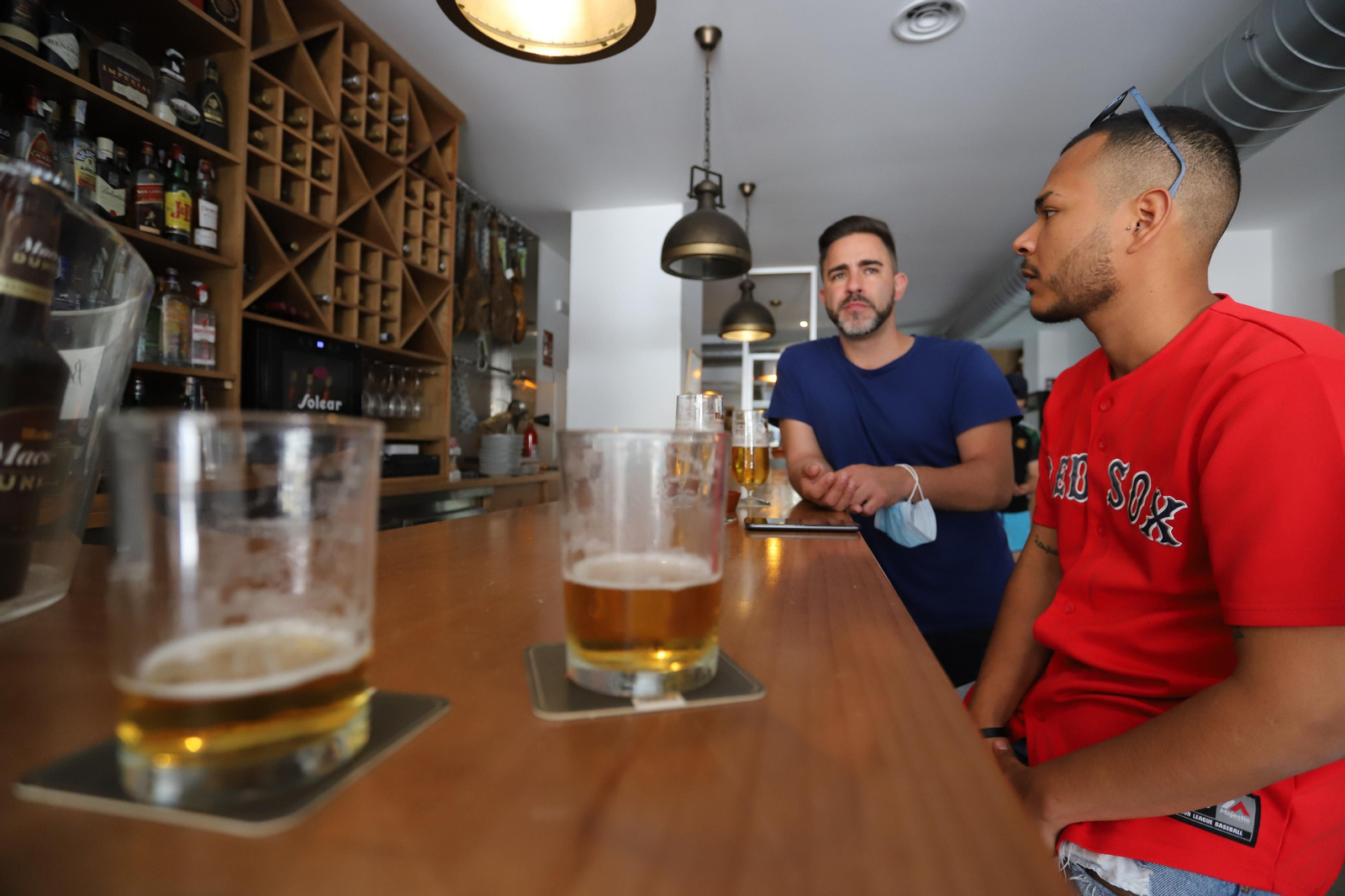 Imágenes del disfrute en fase tres de desescalada en la barra de los bares