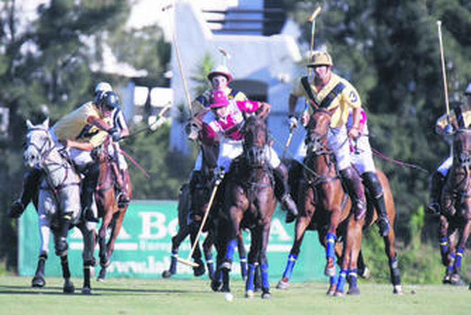 Un lance de la final de ayer de mediano handicap entre Scapa-John Smith y Woodchester.