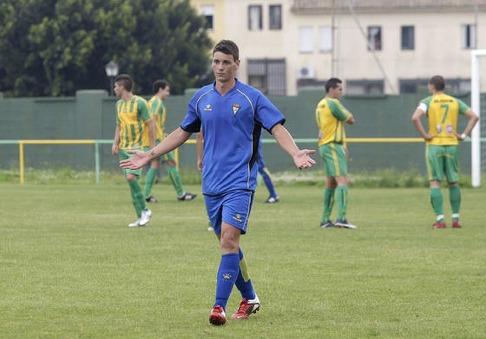 El filial amarillo, que acaba con diez jugadores, se impone con sufrimientos a Los Barrios y logra la permanencia./Fotos:Erasmo Fenoy

Foto: Erasmo Fenoy