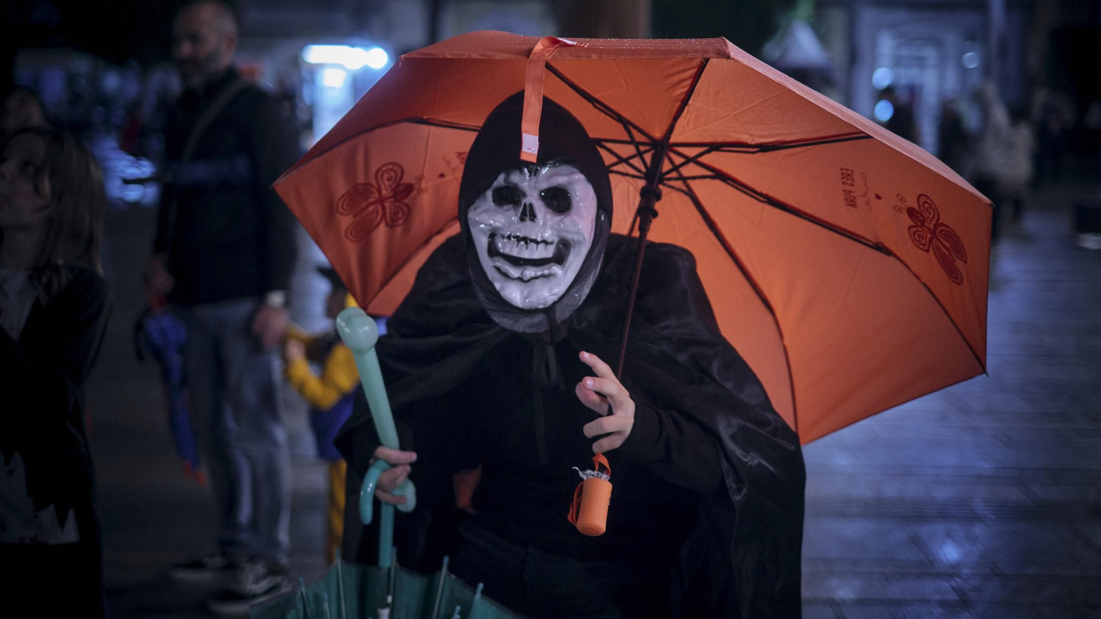 Una persona disfrazada en Halloween.