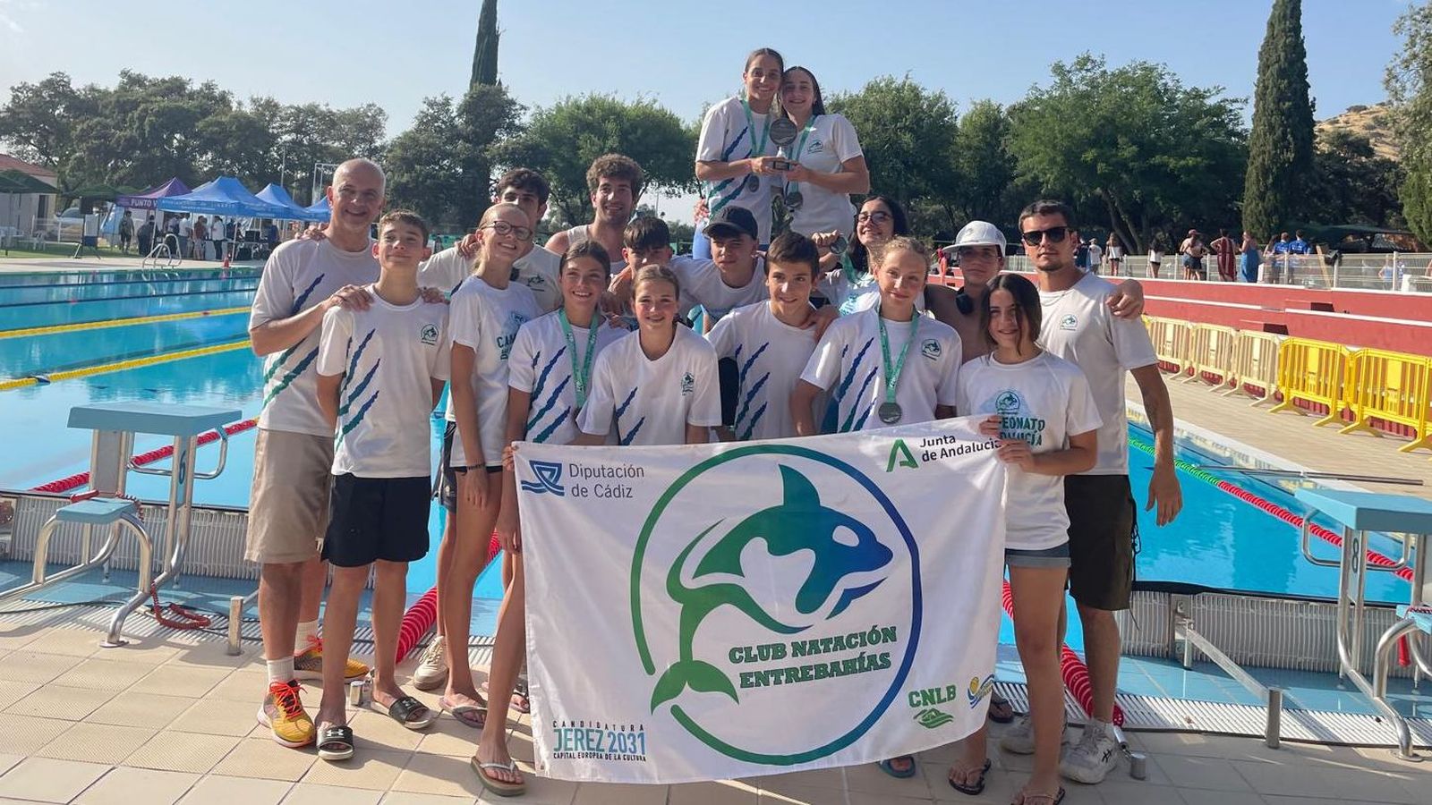 La expedición del CN Entrebahías al completo posa en Linares con sus medallas.