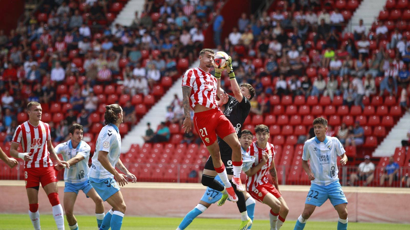 Josema trata de rematar un balón de cabeza en una acción del encuentro de ida.