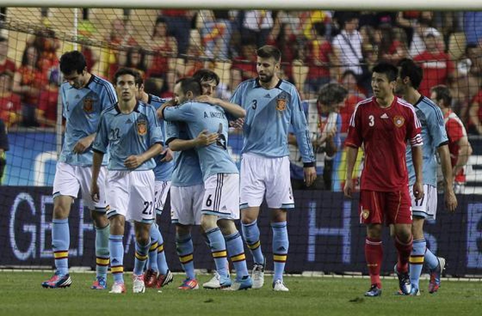 España vence a China gracias a la chispa y la magia de Silva e Iniesta en el último amistoso antes de la Eurocopa.

Foto: Antonio Pizarro