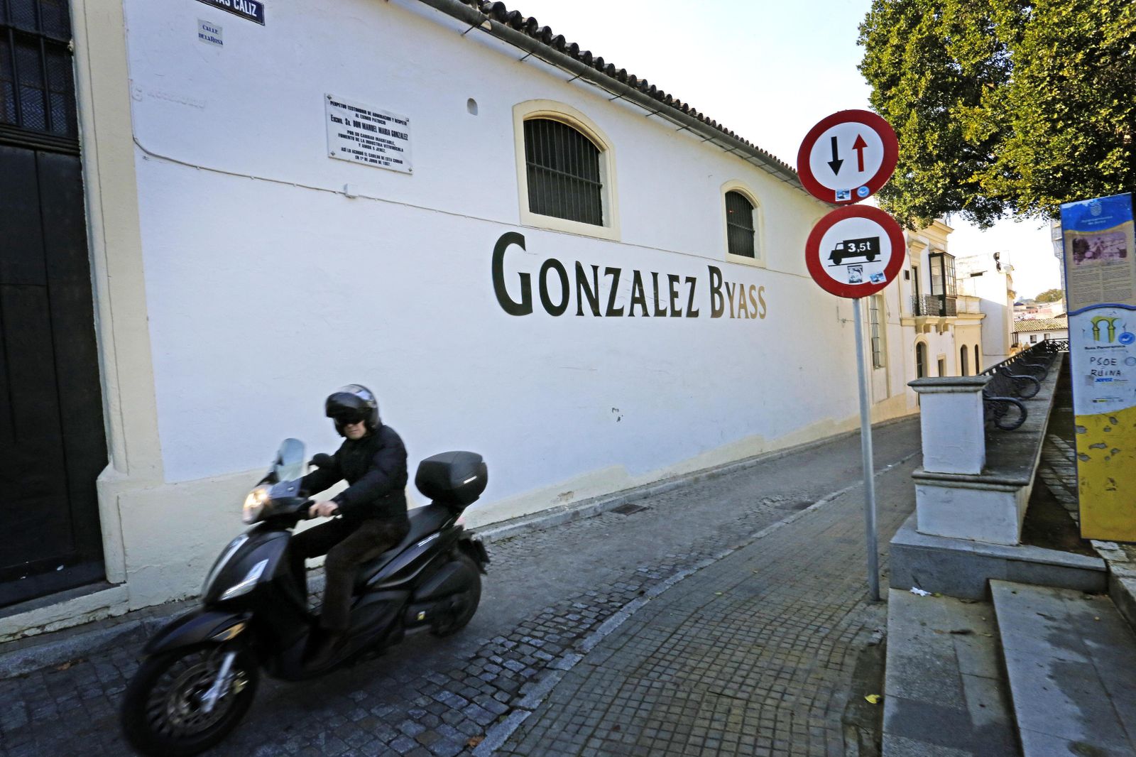 Vista de la bodega con las casas solariegas que se rehabilitarán para su uso hotelero al fondo.