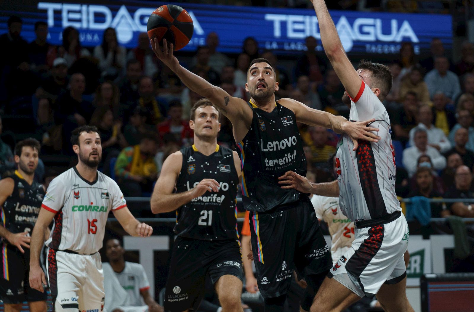 Ramón Vilà intenta evitar una canasta de Jaime Fernández.