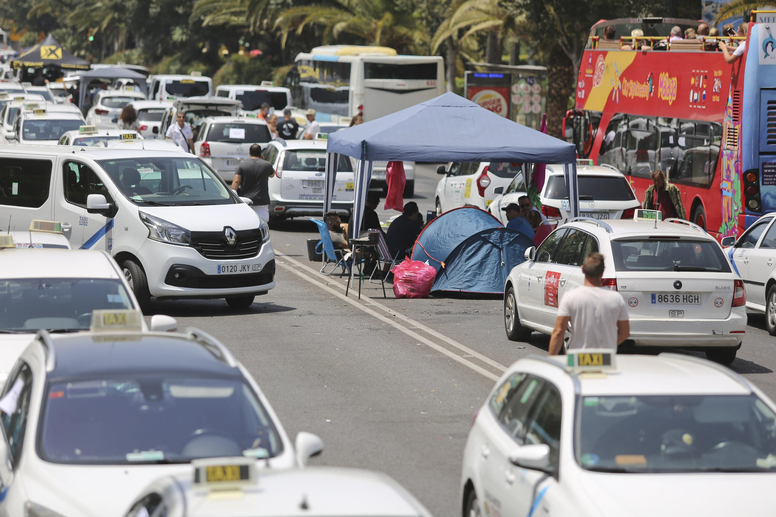 Los taxistas, a principios de agosto, acampados en el parque.