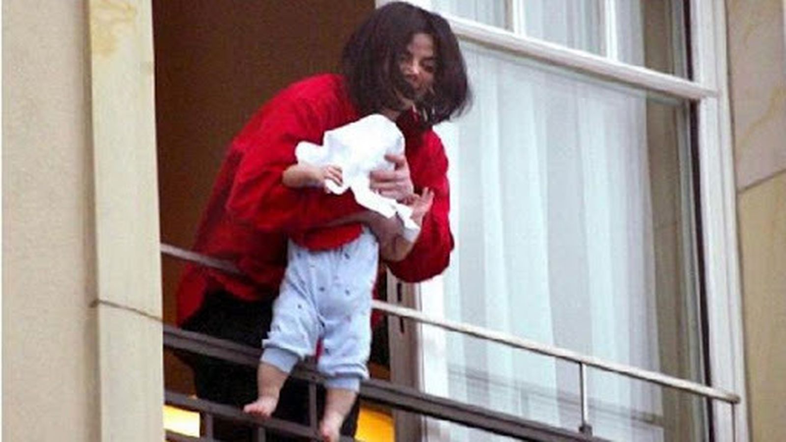 Michael, en el balcón del hotel Aldon de París, escenario de la esperpéntica presentación de su hijo 'Blanket'.