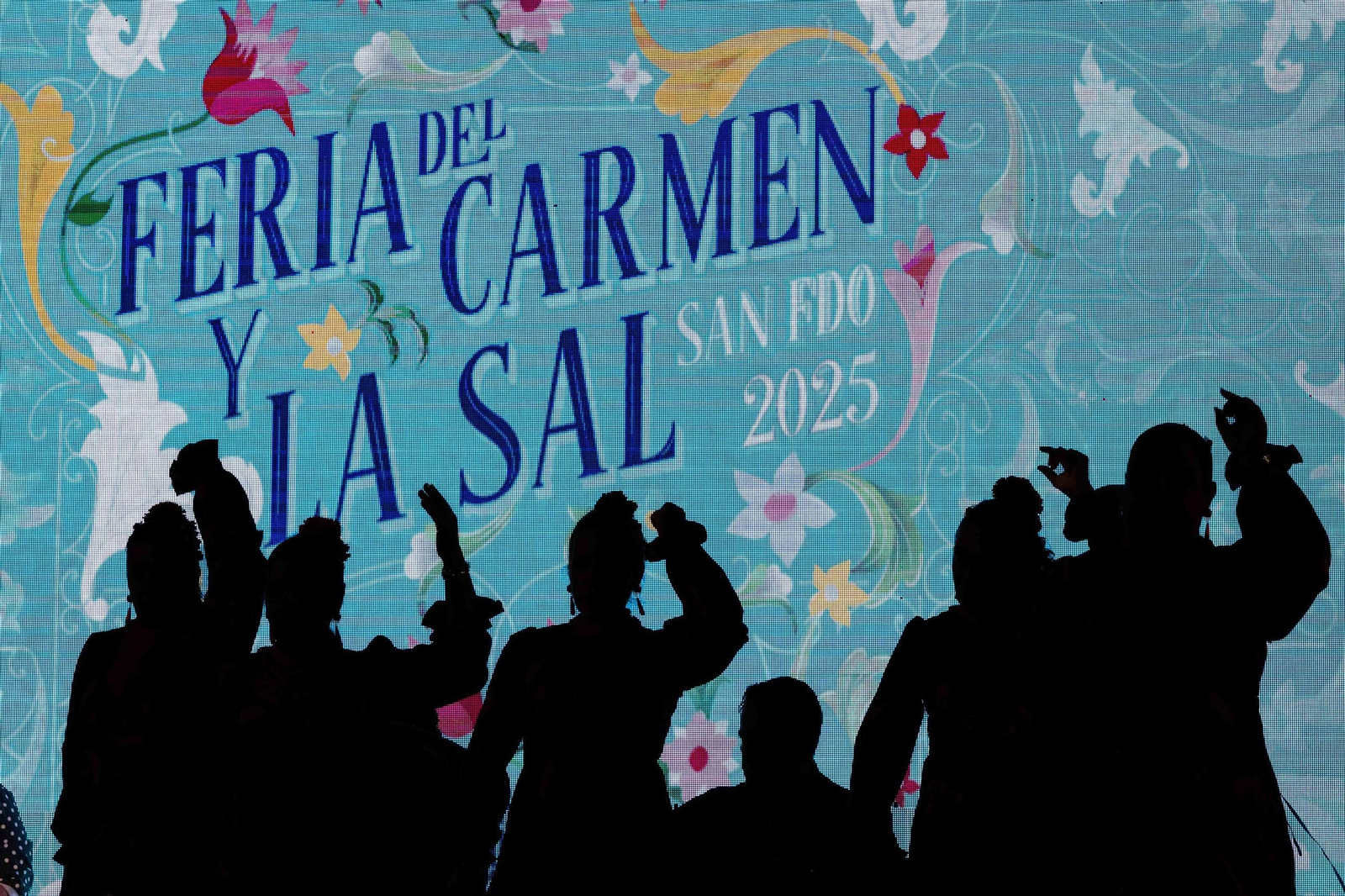 Una de las actuaciones de las academias de baile que cada noche han arrancado la Feria en la Caseta Municipal, en San Fernando