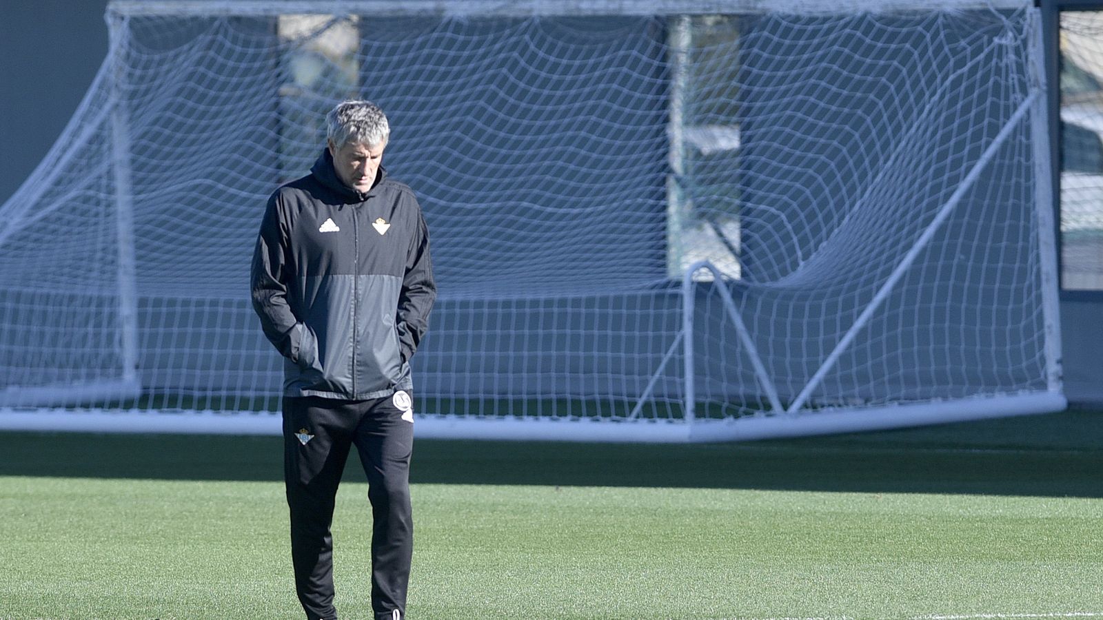 Setién, pensativo en un entrenamiento.