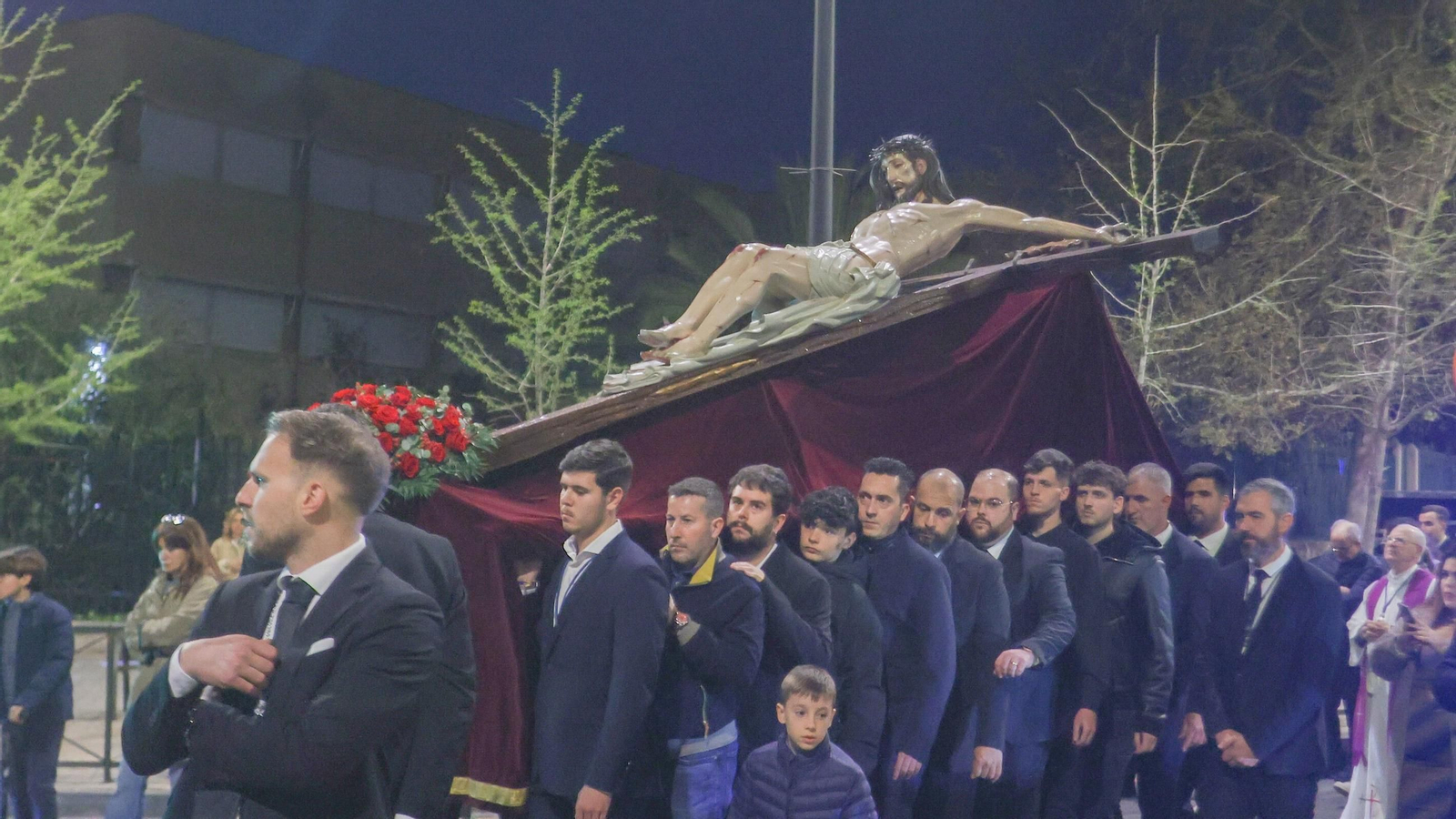 Las mejores imágenes del Vía Crucis de la Hermandad de los Salesianos 2025