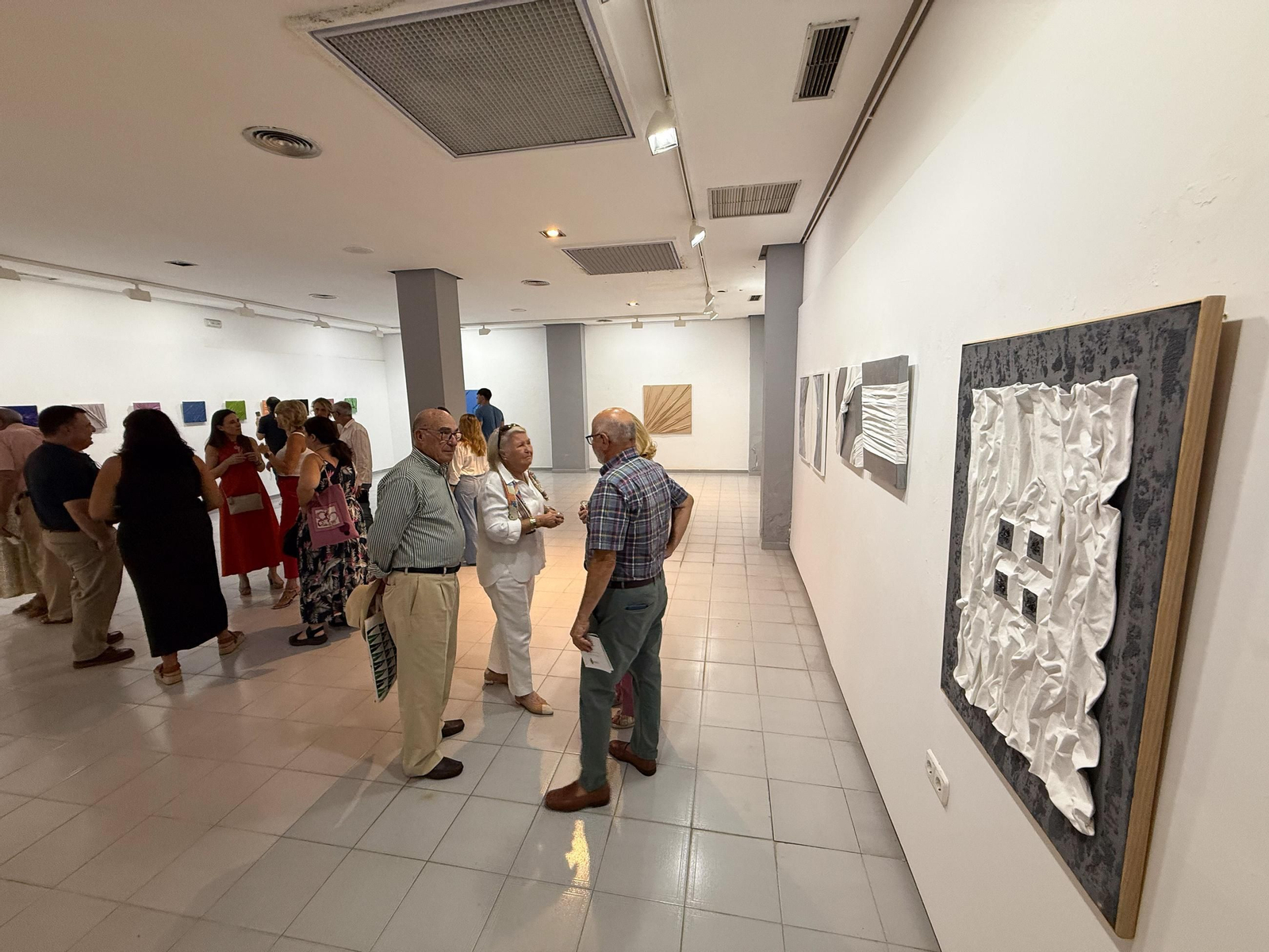 Las fotos de la exposición El mundo de Ara de Feli Muñoz en la sala Cajasur de Algeciras