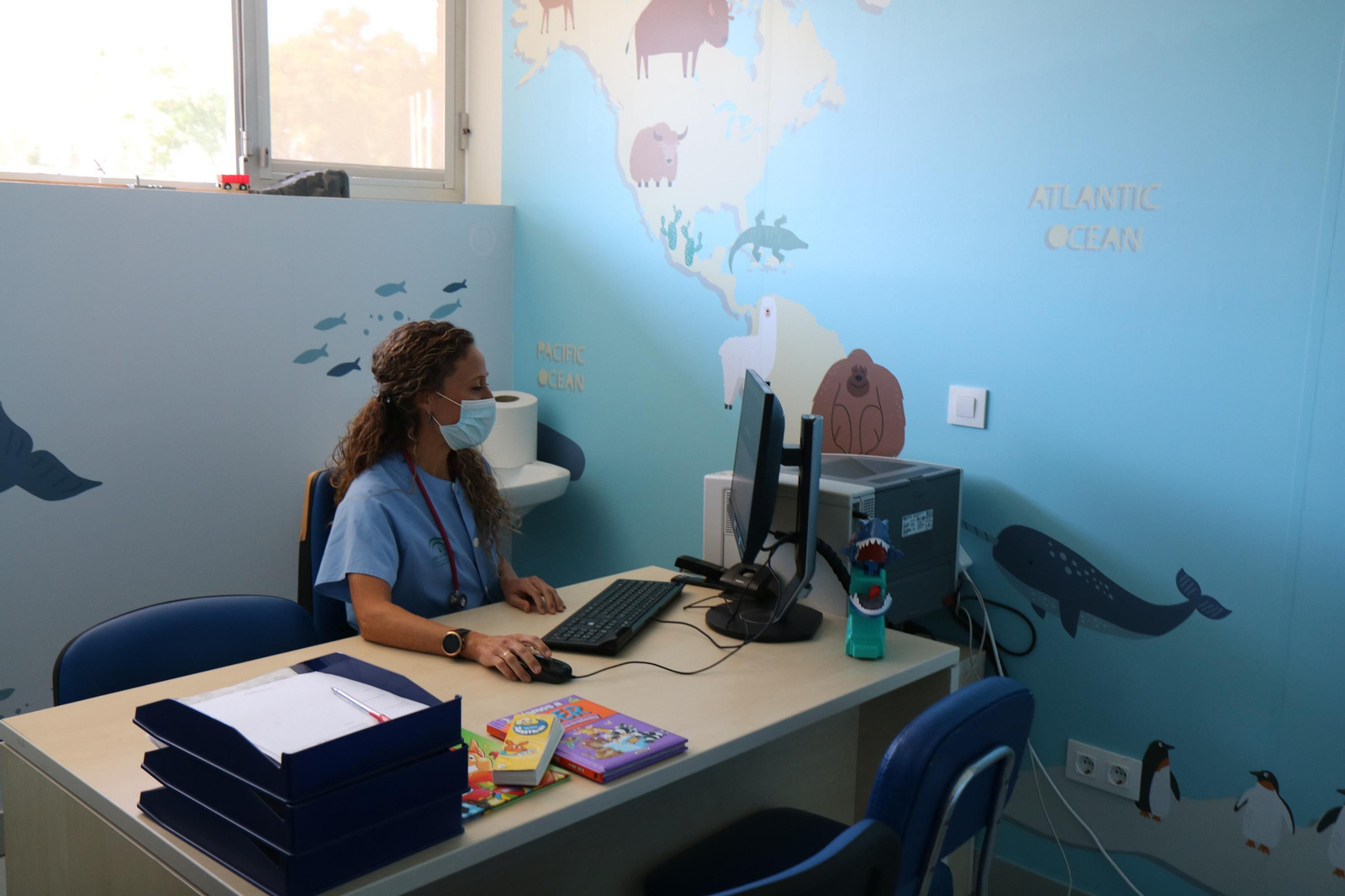 Motivos infantiles decoran las paredes de las consultas de Cardiología Pediátrica.