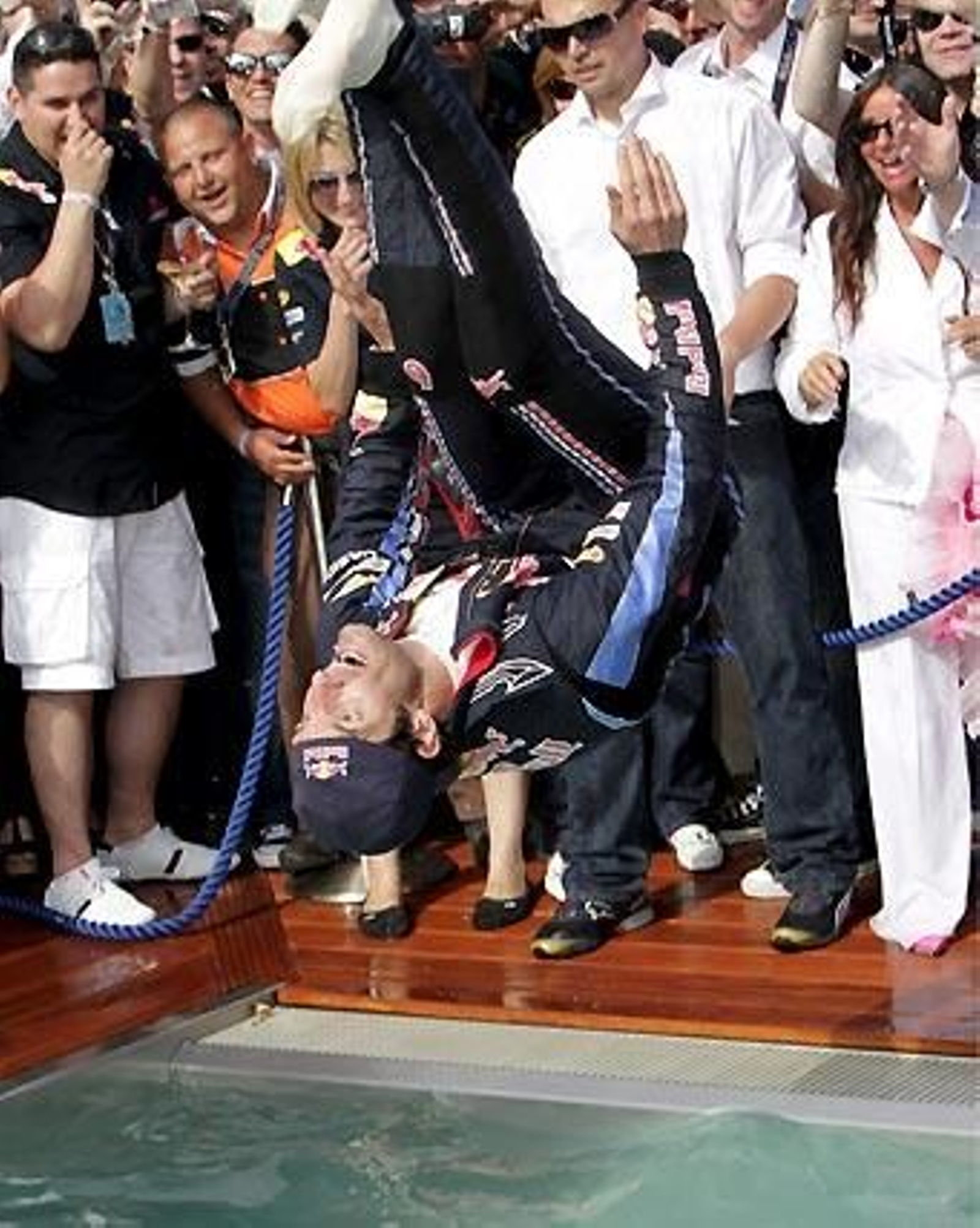 El australiano Mark Webber (Red Bull) celebra su victoria en el Gran Premio de Mónaco zambulléndose en una piscina.

Foto: EFE