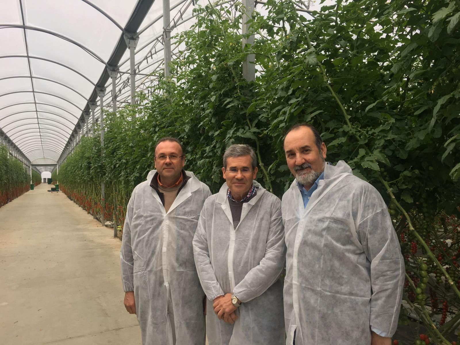 El delegado José Manuel Ortiz (derecha) junto a Pedro Caparrós, gerente de Grupo Caparrós.