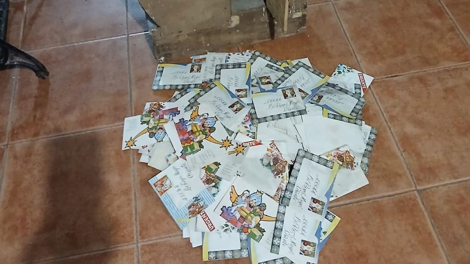 Las cartas encontradas en el buzón real.