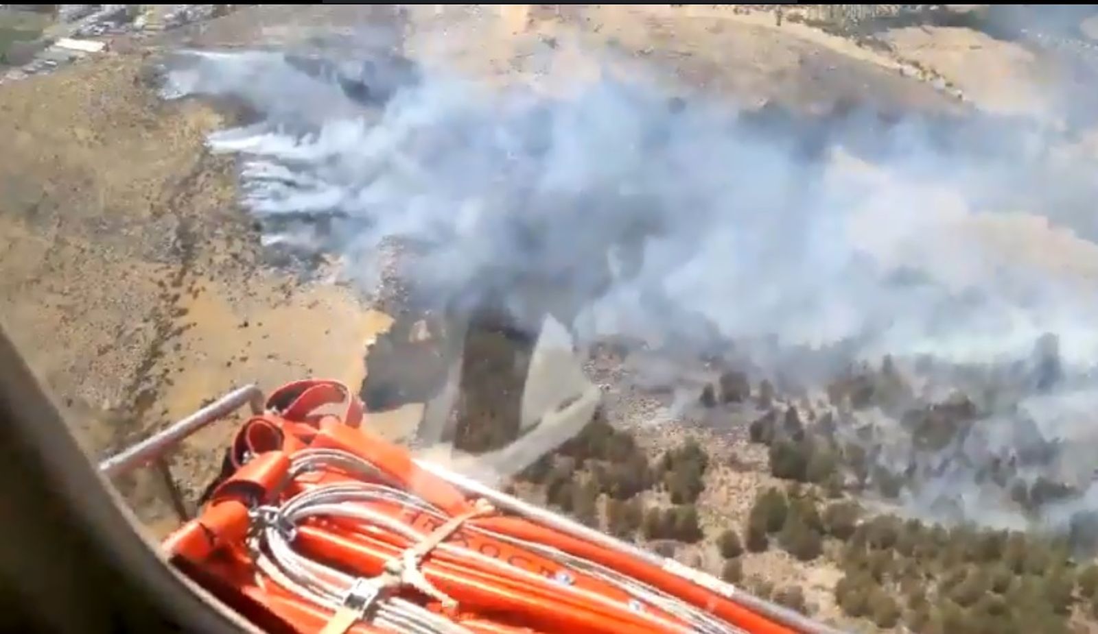 Captura del vídeo del Infoca en el que alertan sobre el incendio en Pinos Puente.