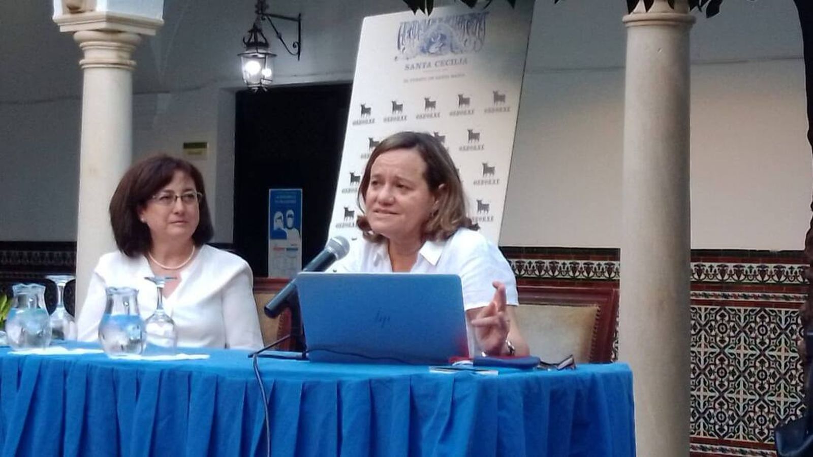 Otra de las conferencias ofrecidas por la Academia en el patio del instituto Santo Domingo este verano.