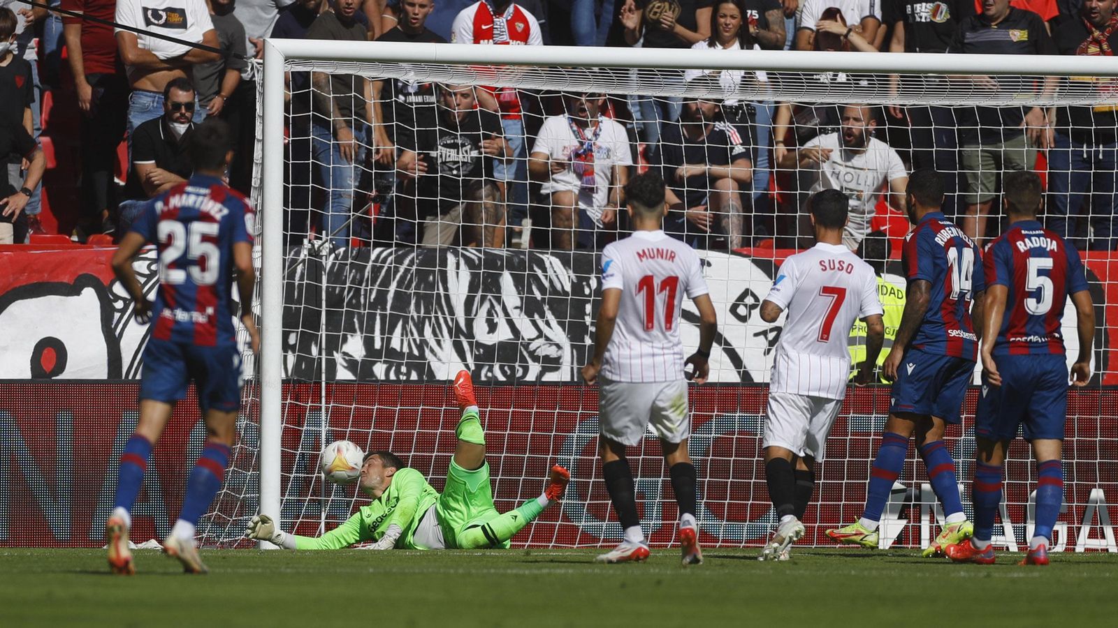 Aitor Fernández no logra detener el disparo de Rafa Mir para el 2-0.