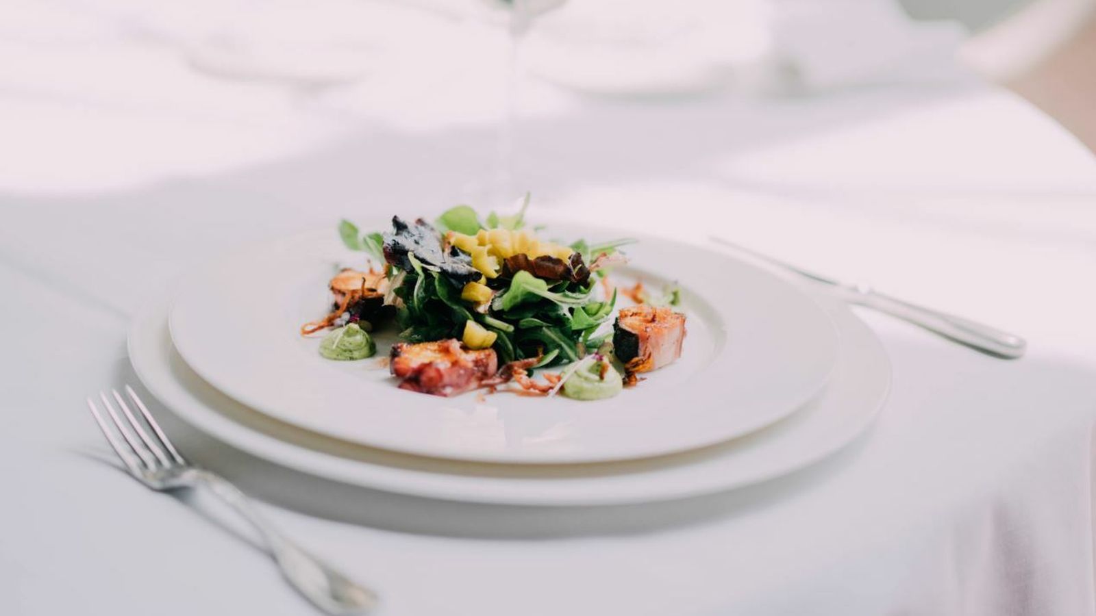 Ensalada de pulpo asado, crujiente de bacon ahumado, piparras y muselina de estragón.