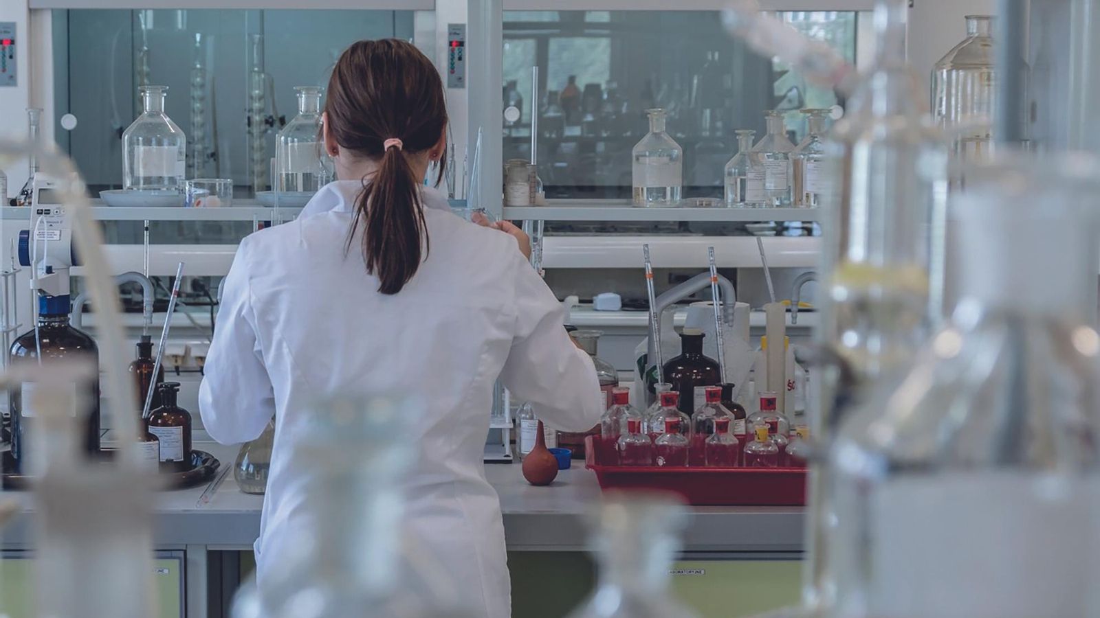 Científica en laboratorio